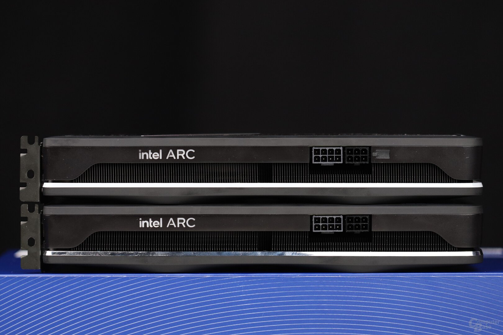 Intel Arc A770 vs. A750 Limited Edition: Äußerlich bis auf Akzente und RGB-LEDs (nur A770) identisch