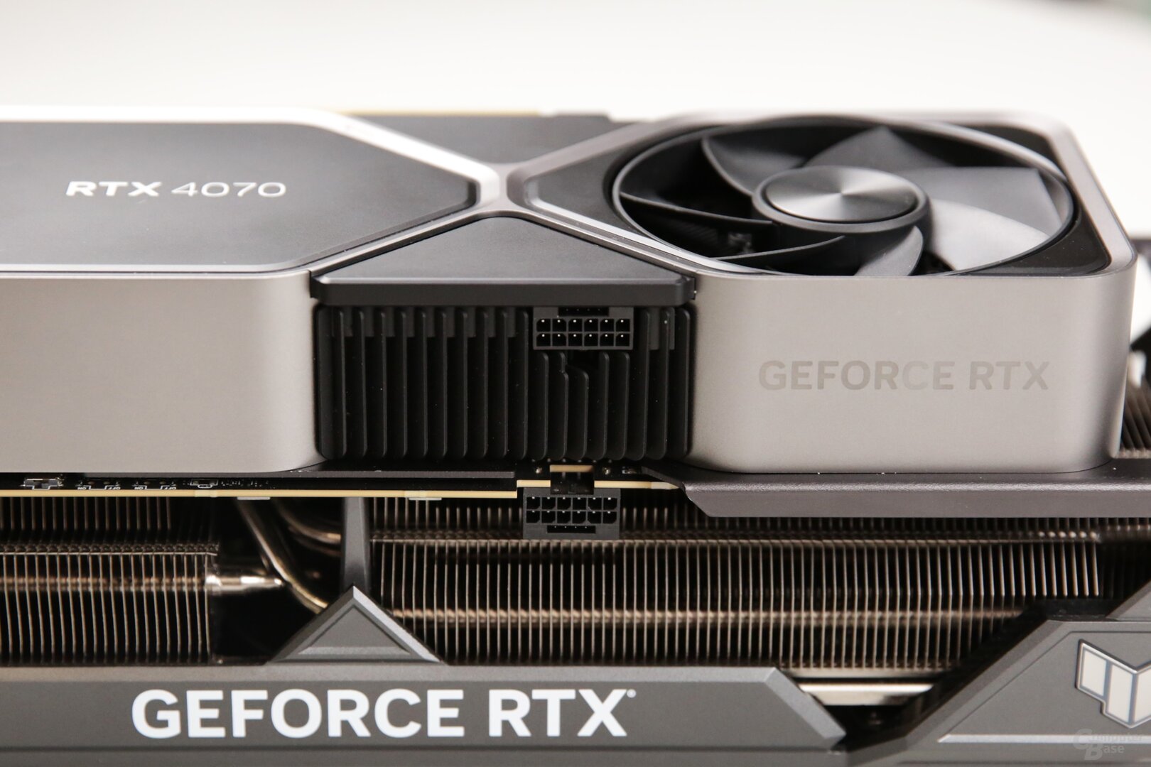 Bei der 4070 FE (oben) enden die Sense-Pins (wie für 12V-2x6 geplant) weiter hinten in der Buchse als bei der 4080 TUF (unten)