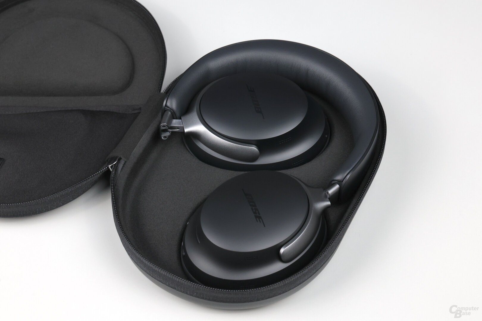 Bose QuietComfort Ultra Kopfhörer zusammengelegt im Transportetui