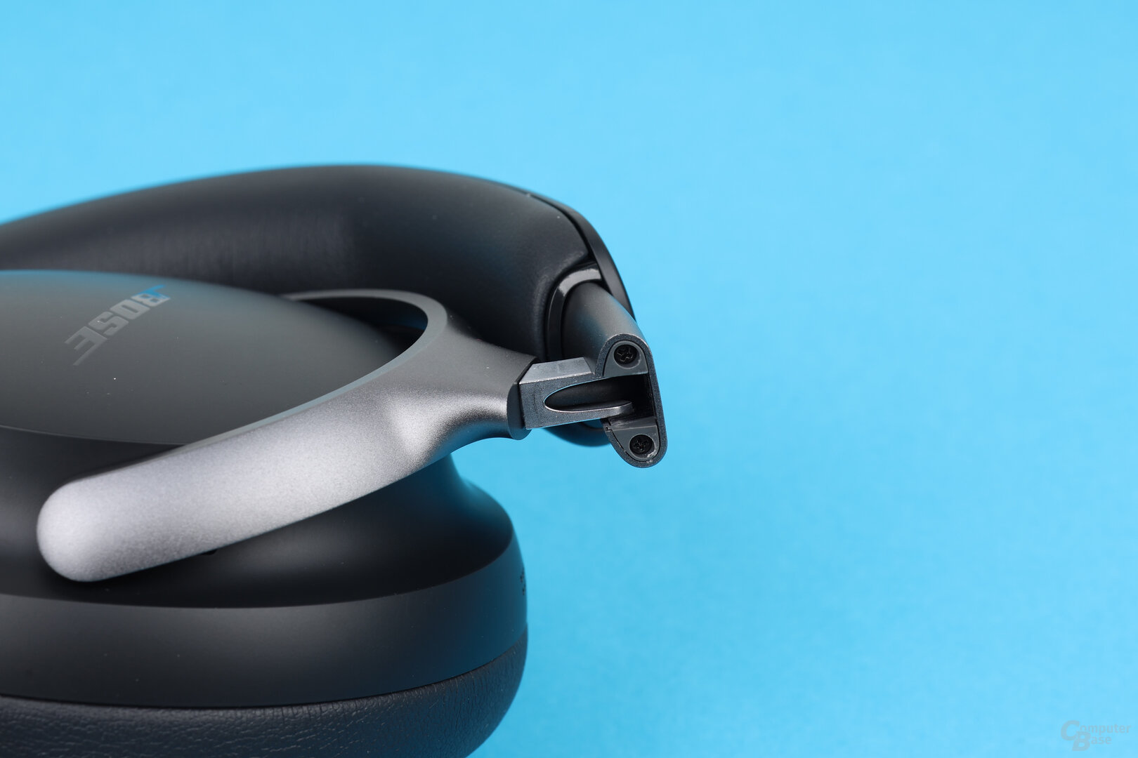 Bose QuietComfort Ultra Kopfhörer: Metallscharnier mit innenliegendem Kabel