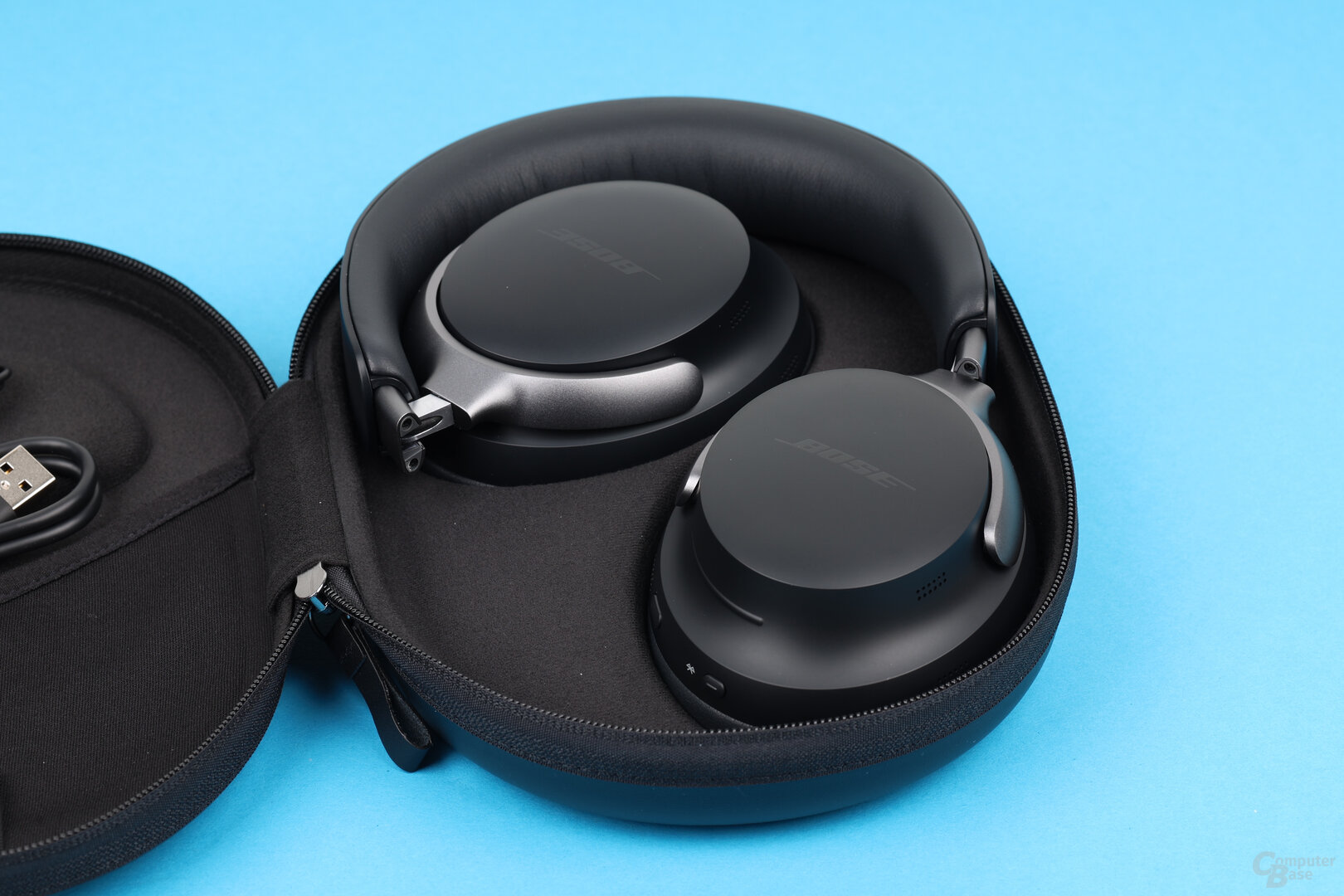 Die Bose QuietComfort Ultra Kopfhörer im Transportetui