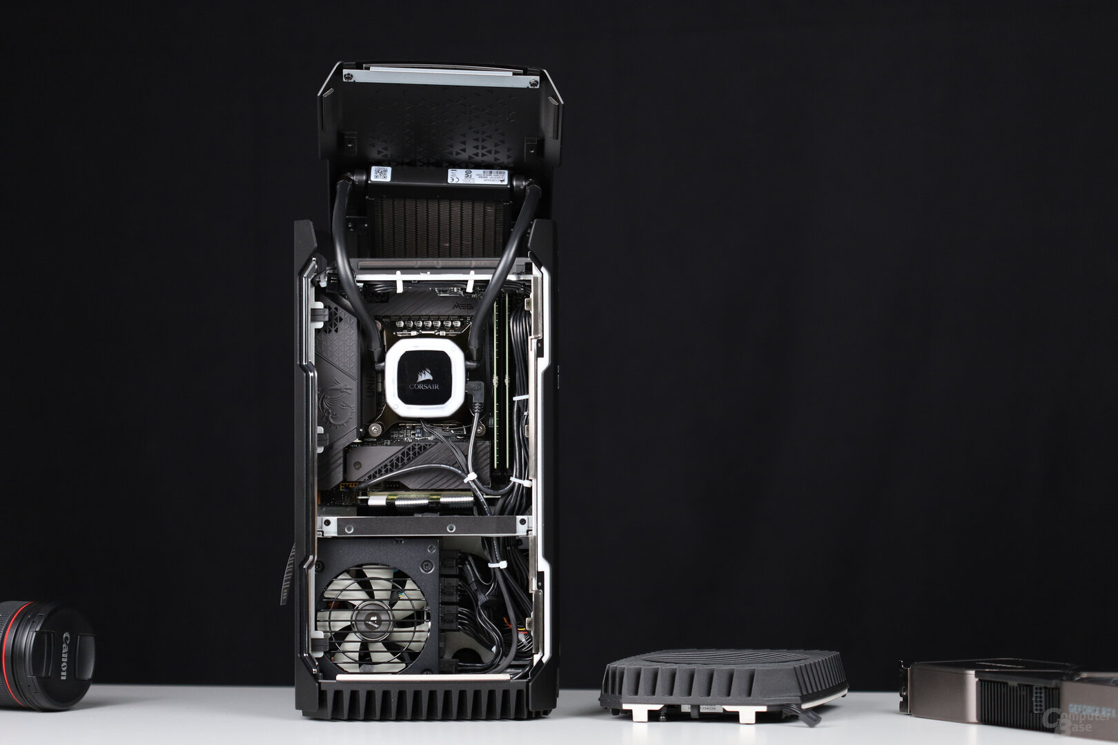 Blick in den alten Corsair One i300 mit Mini-ITX-Plattform und RTX 3080 Ti auf der Mainboard-Rückseite (per Riser-Card)