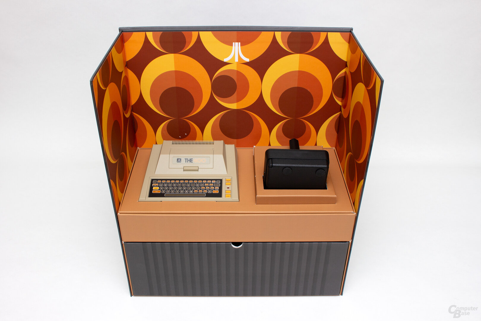 Der The400 Mini umgeben von den typischen Farben der 1970er Jahre