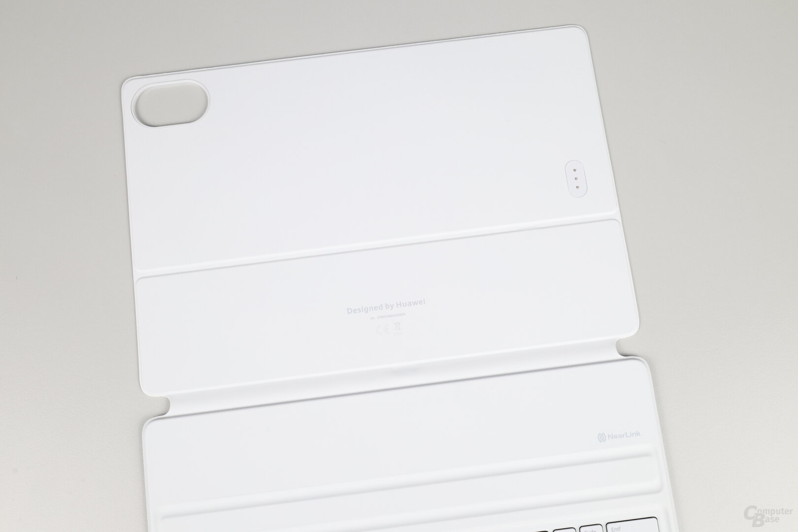 Das Smart Magnetic Keyboard hält magnetisch am Huawei MatePad 12 X und lädt über 3 Pogo-Pins