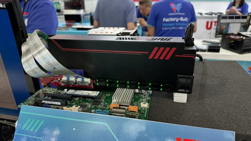 Utran packt 28 M.2-SSDs in eine Adapterkarte mit PCIe 5.0