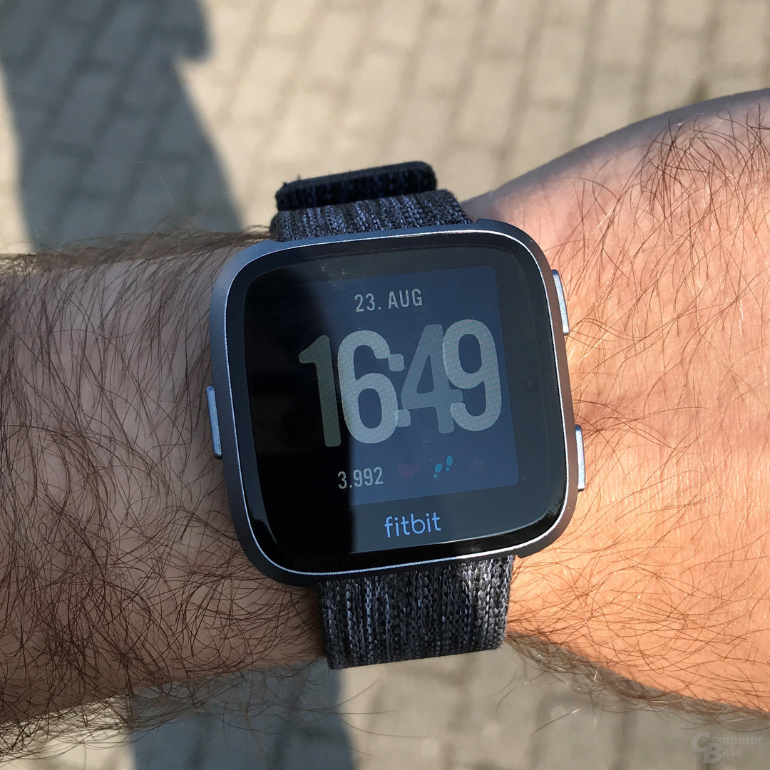 Fitbit Versa im Test: Ablesbarkeit im direkten Sonnenlicht