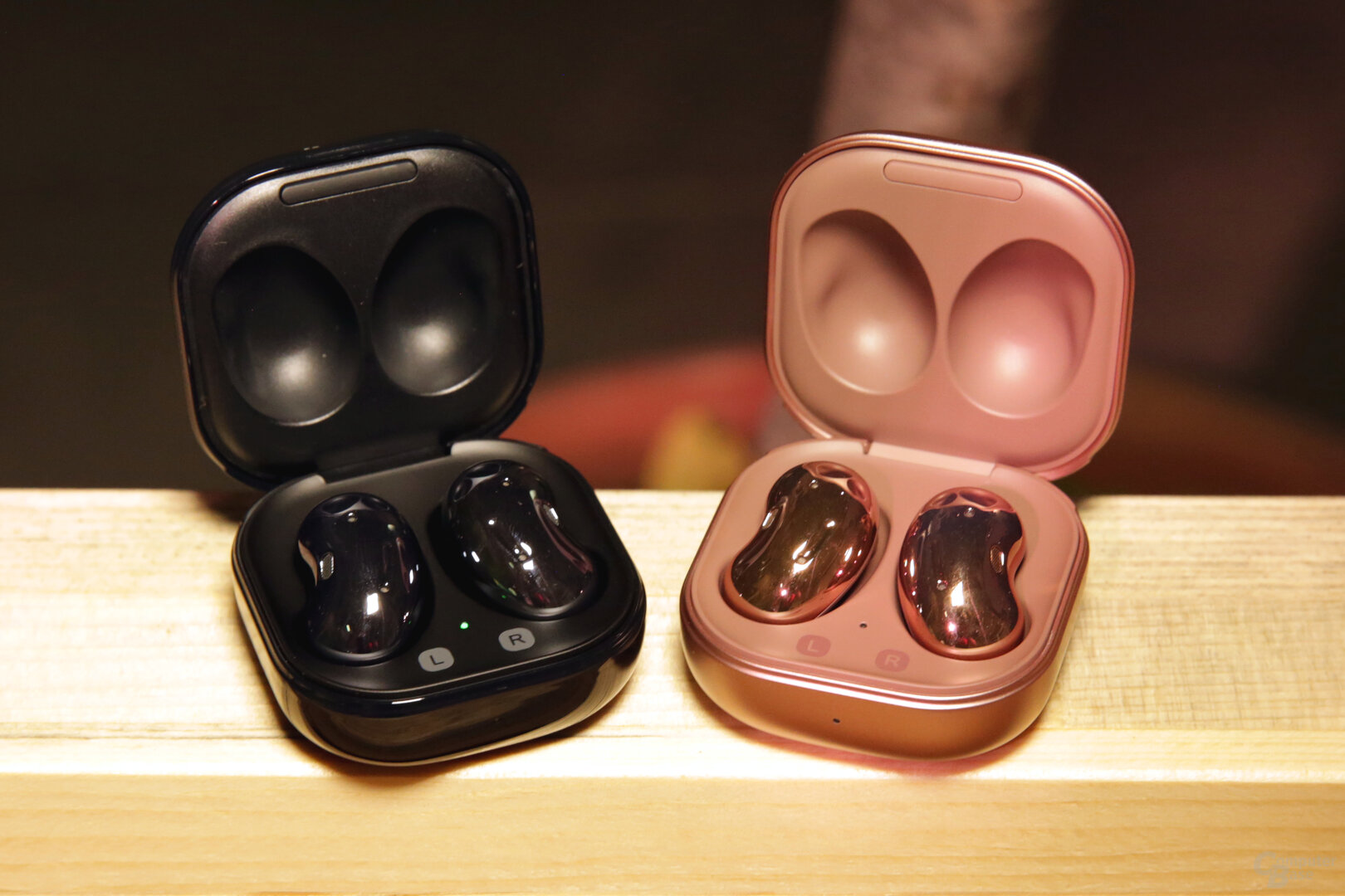 Die In-Ear-Kopfhörer kommen in Schwarz oder Bronze